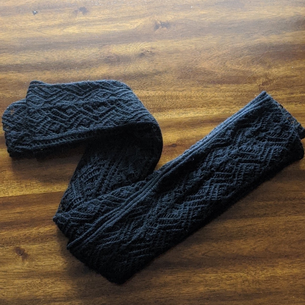 Black Knitted Scarf 🧣